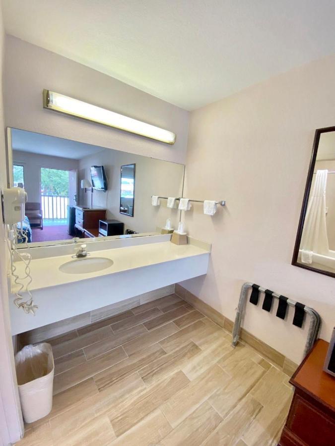 Regency Inn Fern Park Экстерьер фото